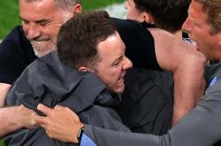 爱游戏官网-欧洲球星云集，顶尖球队对决引发球迷热议