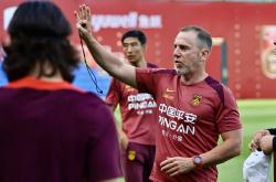 关于足球锦标赛开幕，各队球员纷纷展现实力的信息