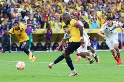 爱游戏在线登录-黑马球队发威，逆袭助球队取胜