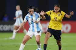 爱游戏官网入口-赛场上的紧张气氛：女足比赛的胜负未定