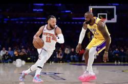 爱游戏亚洲官网-湖人力克开拓者，取得三连胜