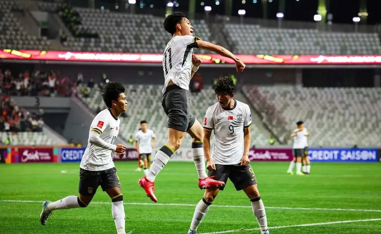 比赛场面激烈,球队全力抗衡,争分夺秒的简单介绍 比赛场面激烈,球队全力抗衡,争分夺秒的简单介绍