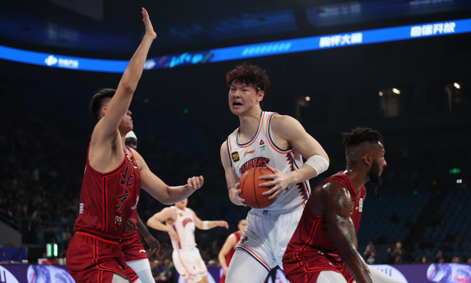 凭借一波上海队,全国篮球锦标赛成功三杀,现场全场沸腾的简单介绍 凭借一波上海队,全国篮球锦标赛成功三杀,现场全场沸腾的简单介绍