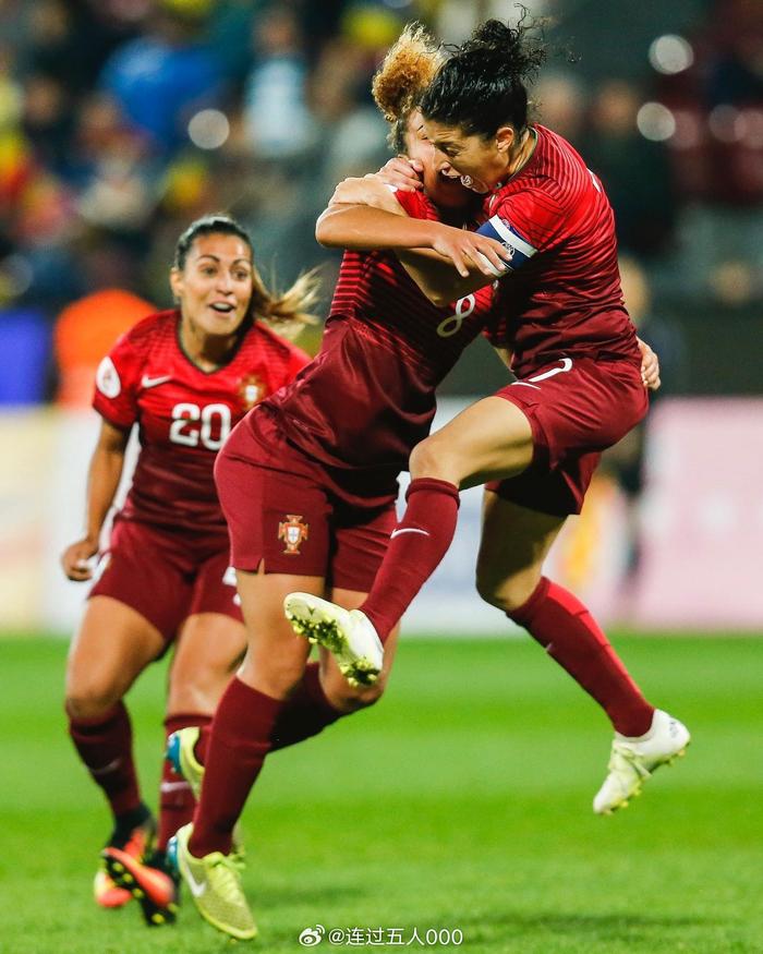 葡萄牙女足运动员登上国际赛事颁奖台 葡萄牙女足运动员登上国际赛事颁奖台