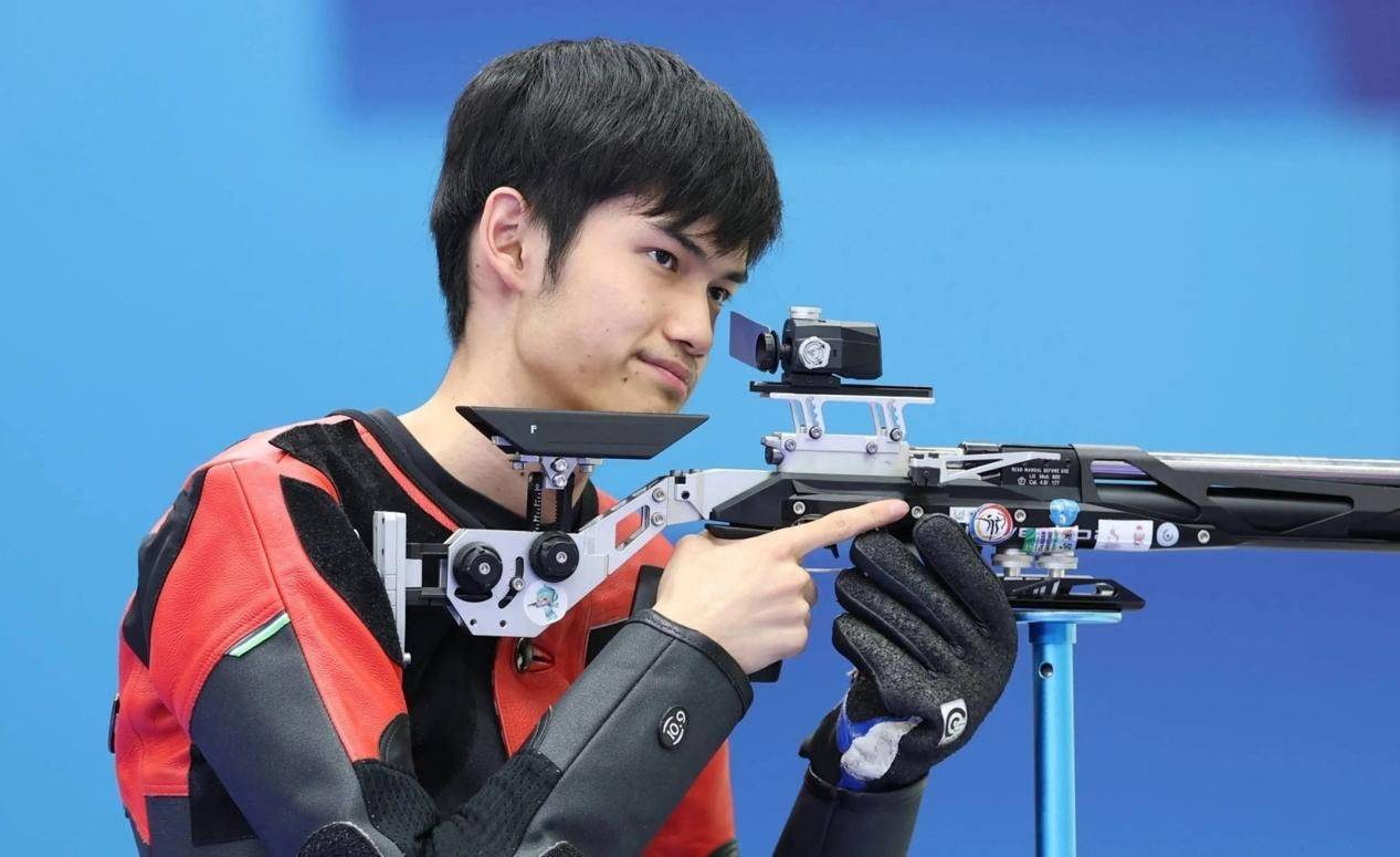 选手呈现全方位实力,夺得金牌殊荣 选手呈现全方位实力,夺得金牌殊荣