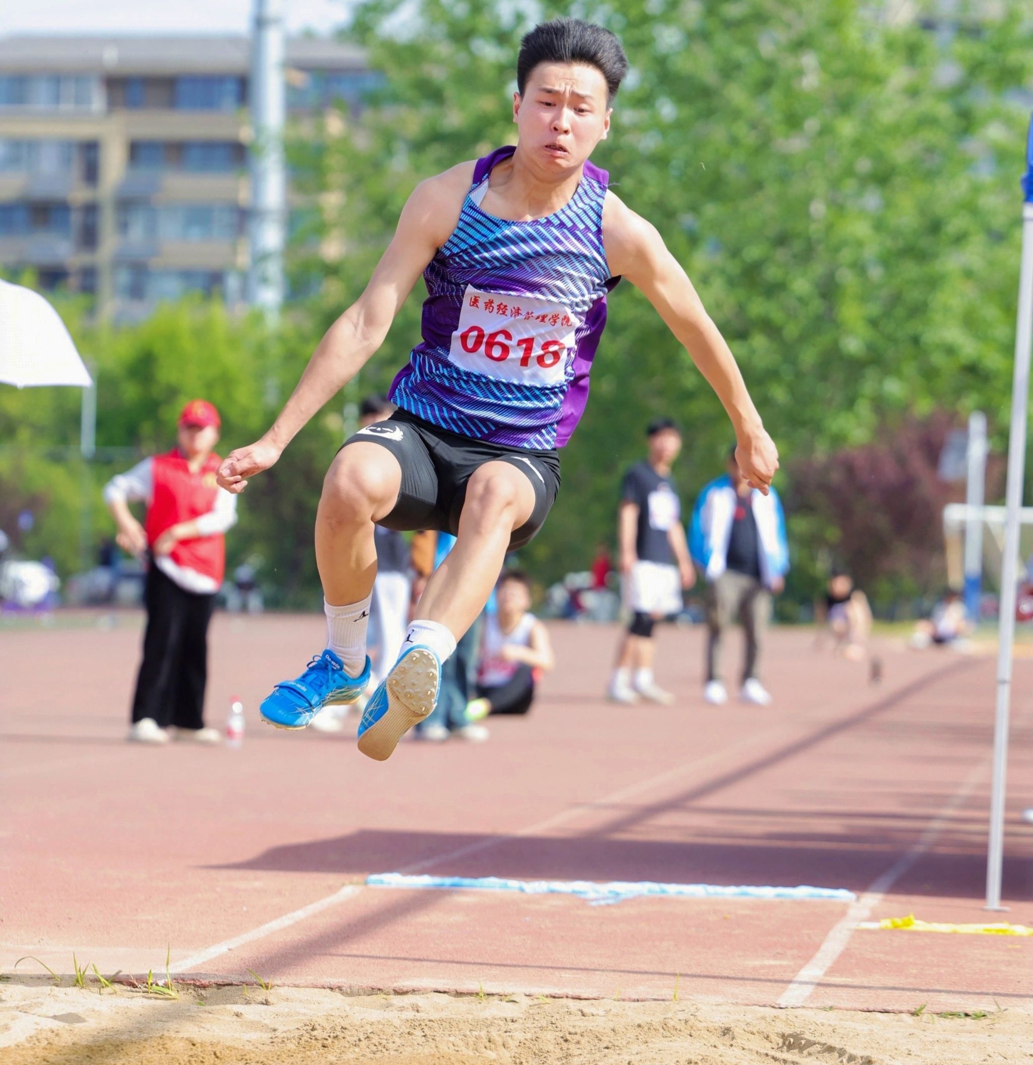 全力以赴!运动员奋力争先 全力以赴!运动员奋力争先