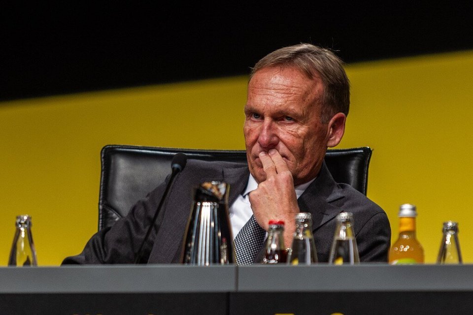 沙尔克主帅下课,球队陷入危机 沙尔克主帅下课,球队陷入危机