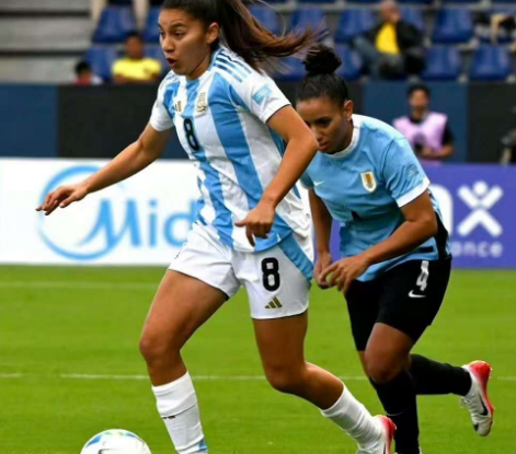 阿根廷女足抵达比赛地点,备战下一场 阿根廷女足抵达比赛地点,备战下一场