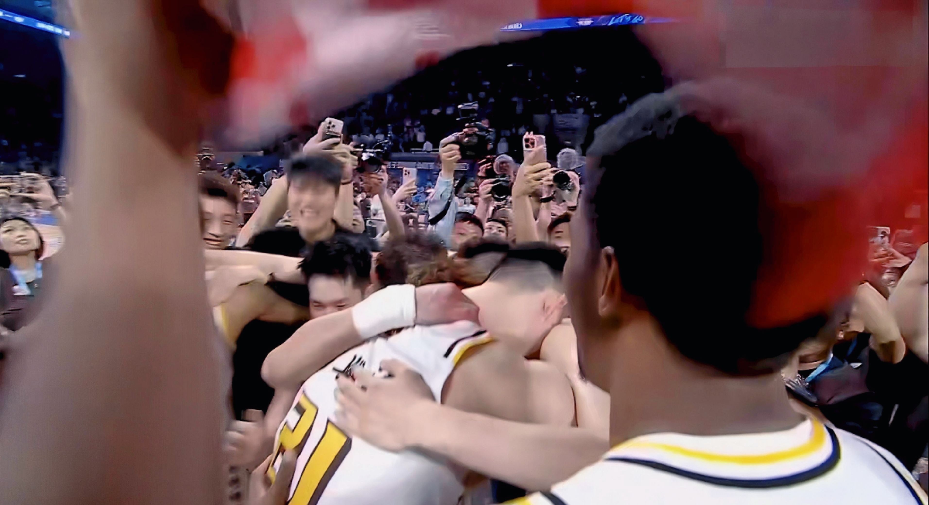 包含球队实力对决，赛场火爆气氛达顶峰的词条