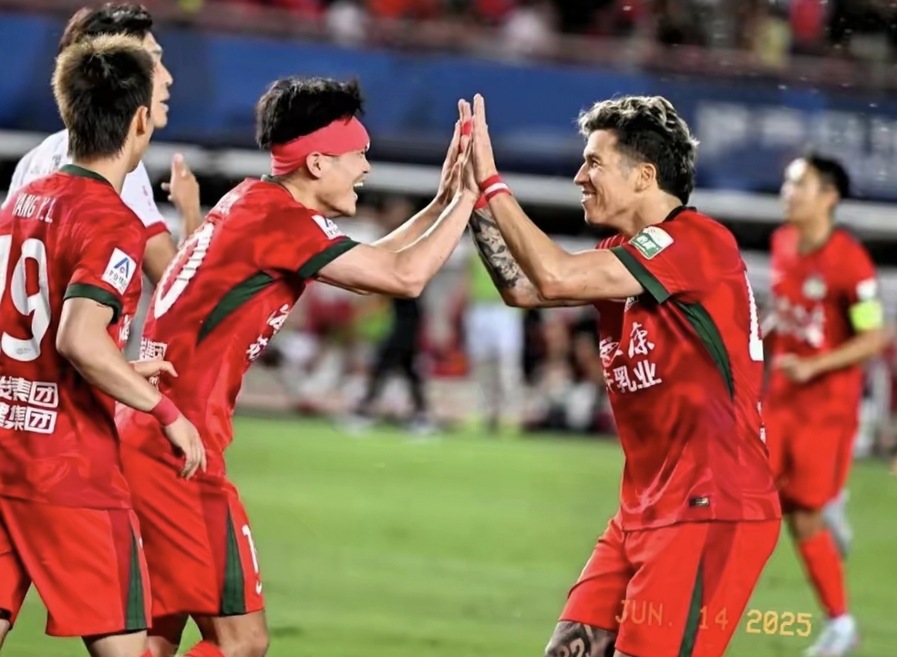 包含球队实力对决，赛场火爆气氛达顶峰的词条